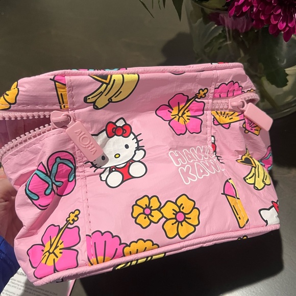 Hello Kitty Aloha Collection Pink Makeup Bag - Picture 2 of 5